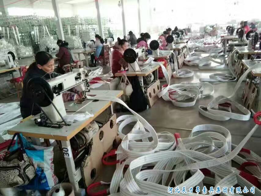 吊装带工人工作场景