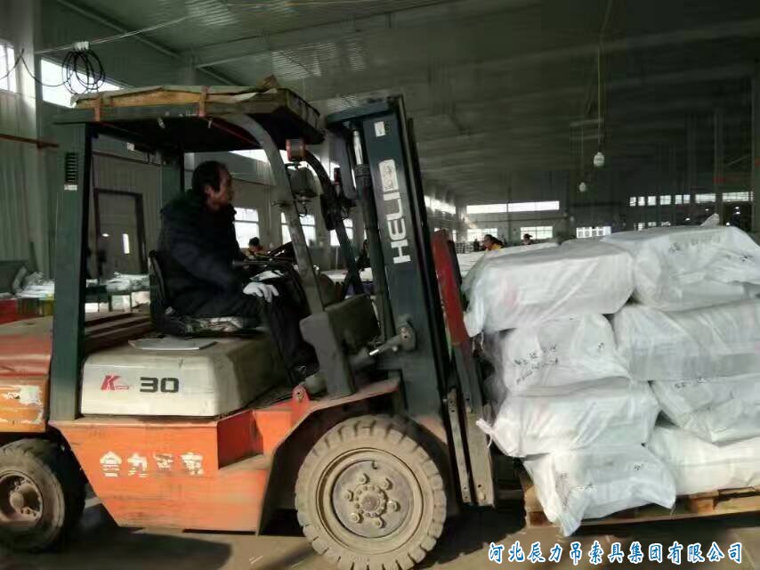 吊装带叉车过程